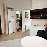 Green Terrace Centrum Apartment - Cozy Terrace, Free Parking, Netflix - Rail Station 850M *