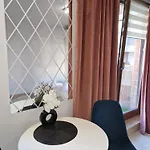 Green Terrace Centrum Apartment - Cozy Terrace, Free Parking, Netflix - Rail Station 850M